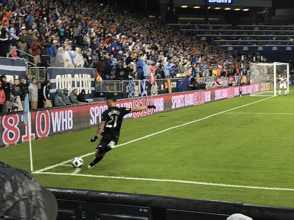 Cobrador de esquina en partido de fútbol
