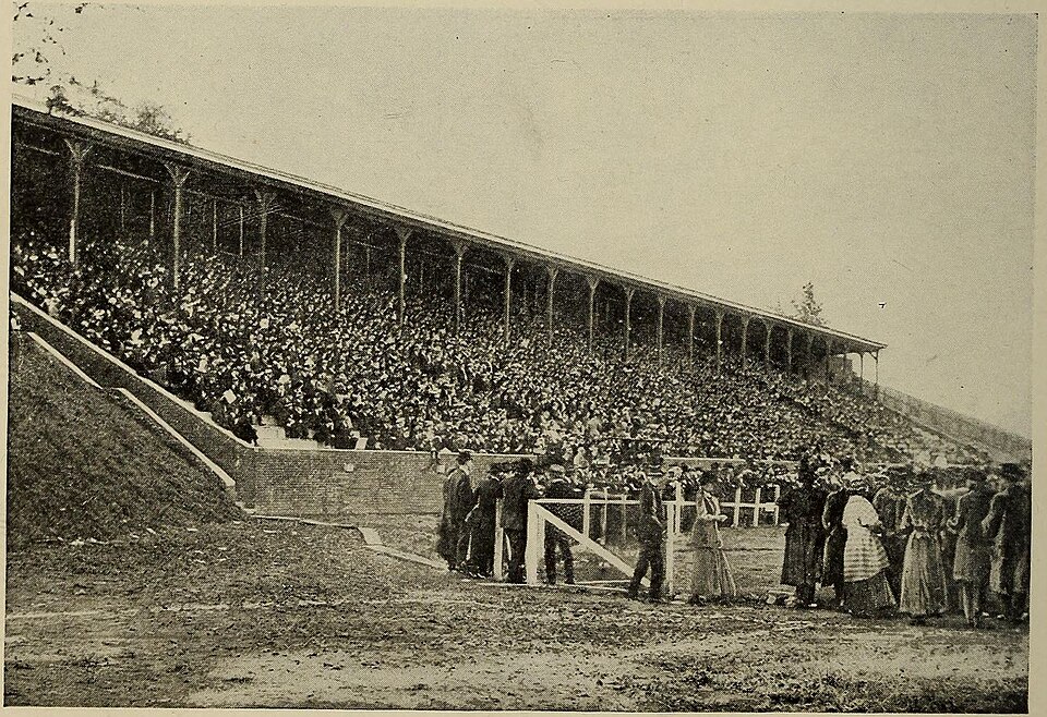 Aficionados viendo un partido de fútbol en un bar lleno