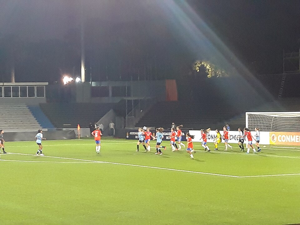 Duelo en el mediocampo entre dos futbolistas